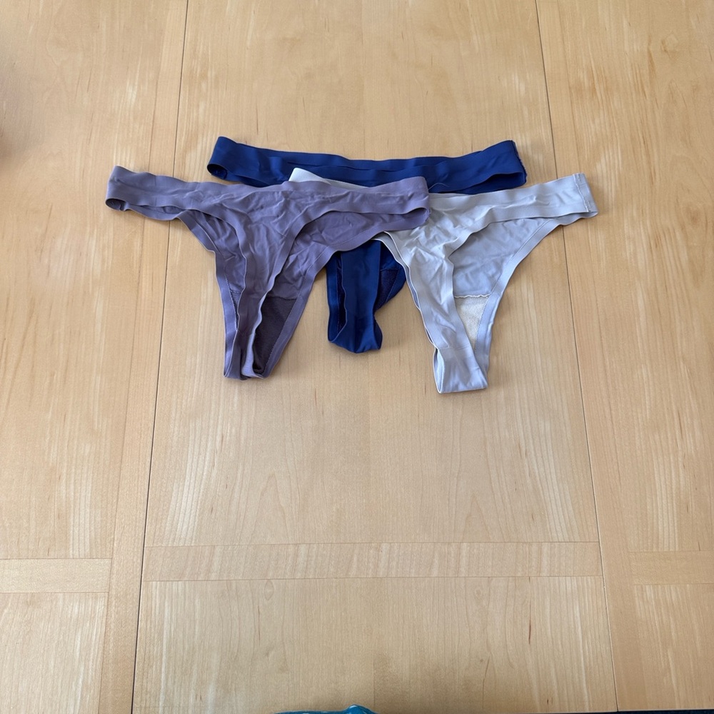 Thong Set - Picture 2 of 2